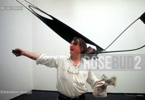 Gilberto Zorio, scultore, alla Biennale Arte di Venezia, 12 giugno  1997. .Italian sculptor Gilberto Zorio attend to his work during  Biennale Modern Art Exhibition, Venice 12 june 1997. ©Andrea Merola/Rosebud2