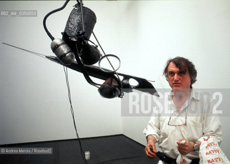 Gilberto Zorio, scultore, posa alla Biennale Arte di Venezia, 12 giugno  1997. .Italian sculptor Gilberto Zorio poses during  Biennale Modern Art Exhibition, Venice 12 june 1997. ©Andrea Merola/Rosebud2