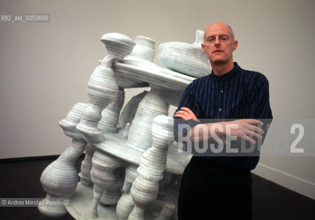 Tony Cragg, scultore, posa alla Biennale Arte di Venezia, 12 giugno  1997. .British sculptor Tony Cragg posing during  Biennale Modern Art Exhibition,  Venice 12 june 1997. ©Andrea Merola/Rosebud2