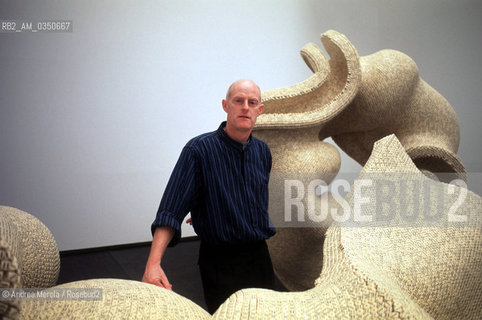 Tony Cragg, scultore, posa alla Biennale Arte di Venezia, 12 giugno  1997. .British sculptor Tony Cragg posing during  Biennale Modern Art Exhibition,  Venice 12 june 1997. ©Andrea Merola/Rosebud2