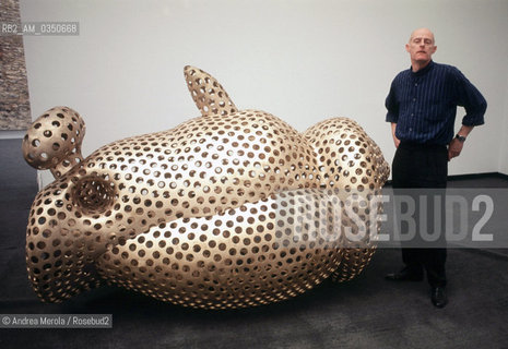 Tony Cragg, scultore, posa alla Biennale Arte di Venezia, 12 giugno  1997. .British sculptor Tony Cragg posing during  Biennale Modern Art Exhibition,  Venice 12 june 1997. ©Andrea Merola/Rosebud2