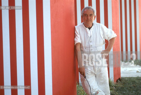 Daniel Buren, scultore e artista concettuale, posa alla Biennale Arte di Venezia, 11 giugno 1997. .French sculptor and conceptual artist Daniel Buren poses during  Biennale Modern Art Exhibition,  Venice 11 june 1997. ©Andrea Merola/Rosebud2