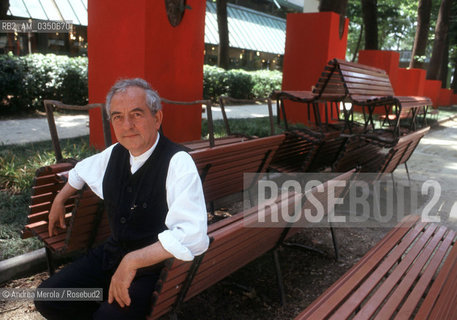 Daniel Buren, scultore e artista concettuale, posa alla Biennale Arte di Venezia, 12 giugno 1997. .French sculptor and conceptual artist Daniel Buren poses during  Biennale Modern Art Exhibition,  Venice 12 june 1997. ©Andrea Merola/Rosebud2