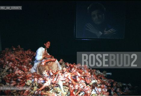 Marina Abramovic, body artist, alla Biennale Arte di Venezia, 12 giugno 1997. .Yugoslavia born body artist Marina Abramovic attends to his work during  Biennale Modern Art Exhibition,  Venice 12 june 1997. ©Andrea Merola/Rosebud2