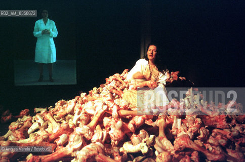 Marina Abramovic, body artist, alla Biennale Arte di Venezia, 12 giugno 1997. .Yugoslavia born body artist Marina Abramovic attends to his work during  Biennale Modern Art Exhibition,  Venice 12 june 1997. ©Andrea Merola/Rosebud2