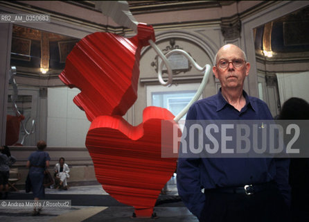 Claes Oldenburg, scultore e artista pop, posa accanto una sua opera esposta alla Biennale Arte di Venezia. 13 giugno 1997..Us sculptor and pop artist Claes Oldenburg poses next his work during Biennale Modern Art Exhibition, Venice 13 june 1997. ©Andrea Merola/Rosebud2