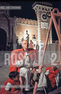 Claes Oldenburg, scultore e artista pop, durante la performance Il Corso del Coltello, allArsenale di Venezia. 6 settembre 1985..Us sculptor and pop artist Claes Oldenburg stages performance titled The Course of the Knife , at the entrance to the naval yard Arsenale, Venice 06 september 1985. ©Andrea Merola/Rosebud2