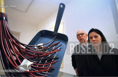 Claes Oldenburg e Coosje Van Bruggen, scultori pop art, posano accanto ad una loro opera esposta al museo Correr di piazza San Marco, Venezia 22 maggio 1999. .Us sculptors and pop art artists Claes Oldenburg and Coosje Van Bruggen pose next their work at exhibition in Correr Museum of st. Markus Square, Venice 22 maj 1999. ©Andrea Merola/Rosebud2