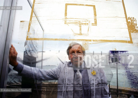 Robert Rauschenberg, pittore e artista grafico, posa tra sue opere esposte allisola di San Lazzaro degli Armeni a Venezia, 22 giugno 1996. .Us painter and graphic artist Robert Rauschenberg poses next to his works during exhibition in San Lazzaro degli Armeni island, Venice 22 june 1996. ©Andrea Merola/Rosebud2