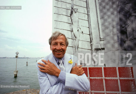 Robert Rauschenberg, pittore e artista grafico, posa tra sue opere esposte allisola di San Lazzaro degli Armeni a Venezia, 22 giugno 1996. .Us painter and graphic artist Robert Rauschenberg poses next to his works during exhibition in San Lazzaro degli Armeni island, Venice 22 june 1996. ©Andrea Merola/Rosebud2