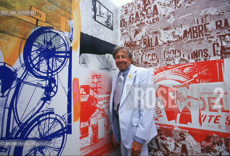 Robert Rauschenberg, pittore e artista grafico, posa tra sue opere esposte allisola di San Lazzaro degli Armeni a Venezia, 22 giugno 1996. .Us painter and graphic artist Robert Rauschenberg poses next to his works during exhibition in San Lazzaro degli Armeni island, Venice 22 june 1996. ©Andrea Merola/Rosebud2