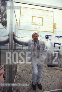 Robert Rauschenberg, pittore e artista grafico, posa tra sue opere esposte allisola di San Lazzaro degli Armeni a Venezia, 22 giugno 1996. .Us painter and graphic artist Robert Rauschenberg poses next to his works during exhibition in San Lazzaro degli Armeni island, Venice 22 june 1996. ©Andrea Merola/Rosebud2