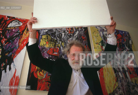 Aldo Zari, pittore veneziano, posa tra sue opere nel suo studio a Venezia, 6 aprile 1997..Italian painter Aldo Zari poses next his works, at his atelier in Venice, 06 april 1997. ©Andrea Merola/Rosebud2