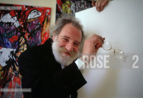 Aldo Zari, pittore veneziano, posa tra sue opere nel suo studio a Venezia, 6 aprile 1997..Italian painter Aldo Zari poses next his works, at his atelier in Venice, 06 april 1997. ©Andrea Merola/Rosebud2