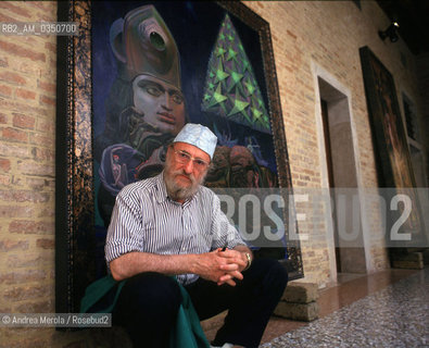 Ernst Fuchs, artista polivalente, posa tra sue opere alla mostra Du Fantastique au Visionnaire, Venezia giugno 1994..Austrian artist Ernst Fuchs poses next his works during Du Fantastique au Visionnaire exhibition, Venice june 1994. ©Andrea Merola/Rosebud2