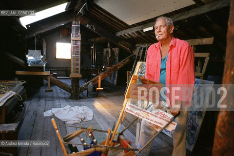 Amedeo Renzini, pittore veneziano, posa nel suo studio a Venezia, agosto 1993..Italian painter Amedeo Renzini poses next his works, at his atelier in Venice, august 1993. ©Andrea Merola/Rosebud2