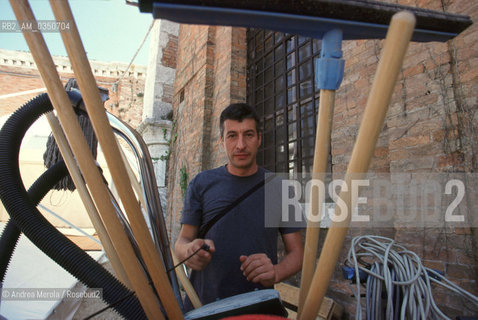 Maurizio Cattelan, artista polivalente, posa alla Biennale Arte di Venezia, 8 giugno 1999..Italian artist Maurizio Cattelan poses during Biennale Modern Art Exhibition, Venice 08 june 1999. ©Andrea Merola/Rosebud2