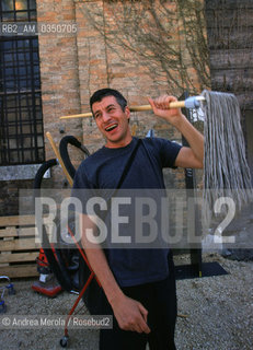 Maurizio Cattelan, artista polivalente, posa alla Biennale Arte di Venezia, 8 giugno 1999..Italian artist Maurizio Cattelan poses during Biennale Modern Art Exhibition, Venice 08 june 1999. ©Andrea Merola/Rosebud2