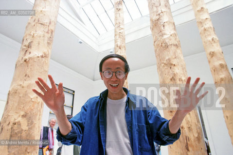 Huang Yong Ping, artista polivalente, posa alla Biennale Arte di Venezia, 8 giugno 1999..French chinese-born artist Huang Yong Ping poses during Biennale Modern Art Exhibition, Venice 08 june 1999. ©Andrea Merola/Rosebud2