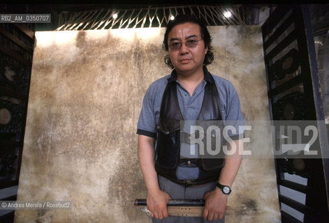 Chen Zhen, artista polivalente, posa alla Biennale Arte di Venezia, 8 giugno 1999..Chinese artist Chen Zhen poses during Biennale Modern Art Exhibition, Venice 08 june 1999. ©Andrea Merola/Rosebud2