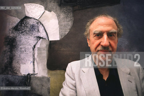 Giuseppe Santomaso, pittore, posa accanto una sua opera, alla Biennale Arti Visive di Venezia, giugno 1988..Italian painter Giuseppe Santomaso poses next his work, at Biennale Modern Art, Venice june 1988. ©Andrea Merola/Rosebud2