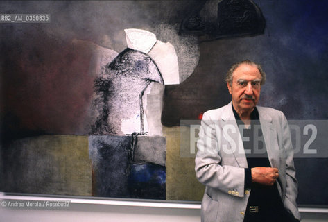 Giuseppe Santomaso, pittore, posa accanto una sua opera, alla Biennale Arti Visive di Venezia, giugno 1988..Italian painter Giuseppe Santomaso poses next his work, at Biennale Modern Art, Venice june 1988. ©Andrea Merola/Rosebud2