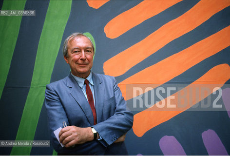 Jasper johns, pittore, posa accanto una sua opera, alla Biennale Arti Visive di Venezia, giugno 1988..Us painter Jasper Johns poses next his work, at Biennale Modern Art, Venice june 1988. ©Andrea Merola/Rosebud2