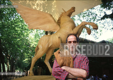 Mario Ceroli, scultore e scenografo, posa accanto una sua opera, alla Biennale Arti Visive di Venezia, giugno 1988..Italian sculptor and scenographer Mario Ceroli poses next his work, at Biennale Modern Art, Venice june 1988. ©Andrea Merola/Rosebud2