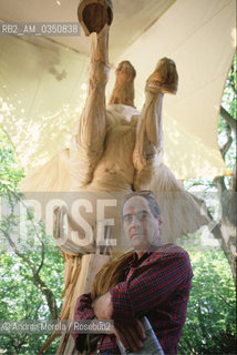 Mario Ceroli, scultore e scenografo, posa accanto una sua opera, alla Biennale Arti Visive di Venezia, giugno 1988..Italian sculptor and scenographer Mario Ceroli poses next his work, at Biennale Modern Art, Venice june 1988. ©Andrea Merola/Rosebud2