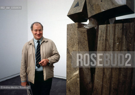 Giò Pomodoro, scultore, posa accanto una sua opere, alla Biennale Arti Visive di Venezia, 12 giugno 1982..Italian sculptor Giò Pomodoro poses next his work, at Biennale Modern Art, june 12, Venice 1982. ©Andrea Merola/Rosebud2