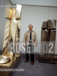 Giò Pomodoro, scultore, posa accanto sue opere, alla Biennale Arti Visive di Venezia, 12 giugno 1982..Italian sculptor Giò Pomodoro poses next his works, at Biennale Modern Art, june 12, Venice 1982. ©Andrea Merola/Rosebud2