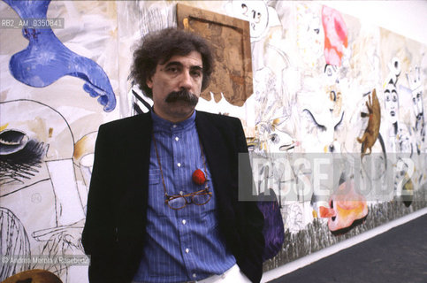 Concetto Pozzati, pittore, posa accanto una sua opera, alla Biennale Arti Visive di Venezia, 12 giugno 1982..Italian painter Concetto Pozzati poses next his work, at Biennale Modern Art, june 12, Venice 1982. ©Andrea Merola/Rosebud2