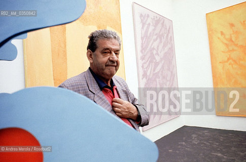 Giulio Turcato, pittore, scultore, posa accanto una sua opera, alla Biennale Arti Visive di Venezia, 12 giugno 1982..Italian painter and sculptor Giulio Turcato poses next his work, at Biennale Modern Art, june 12, Venice 1982. ©Andrea Merola/Rosebud2