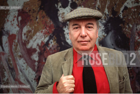 Toti Scialoja, pittore, posa accanto una sua opera, alla Biennale Arti Visive di Venezia, 10 giugno 1984..Italian painter Toti Scialoja poses next her work, at Biennale Modern Art Exhibition, may 10, Venice 1984. ©Andrea Merola/Rosebud2