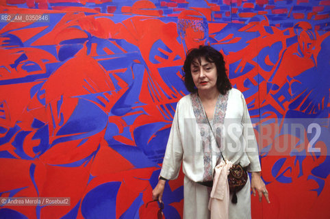 Titina Maselli, pittrice, posa accanto una sua opera, alla Biennale Arti Visive di Venezia, 10 giugno 1984..Italian painter Titina Maselli poses next her work, at Biennale Modern Art Exhibition, may 10, Venice 1984. ©Andrea Merola/Rosebud2