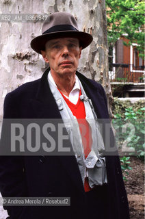 Joseph Beuys, pittore, scultore e artista concettuale, posa alla Peggy Guggnheim Foundation, Venezia aprile 1982..German painter, sculptor and conceptual artist Joseph Beuys poses at Peggy Guggenheim Foundation, Venice april 1982. ©Andrea Merola/Rosebud2