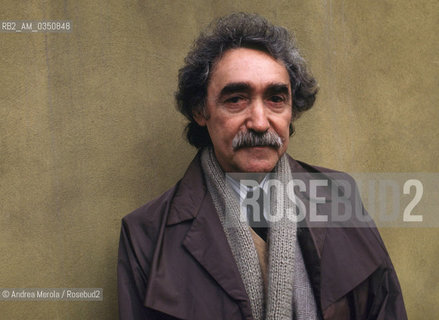 Jesus Rafael Soto, pittore e scultore in arte cinetica, alla Peggy Guggnheim Foundation, Venezia aprile 1982..Venezuelan kinetic artist, sculptor and painter Jesus Rafael Soto poses at Peggy Guggenheim Foundation, Venice april 1982. ©Andrea Merola/Rosebud2