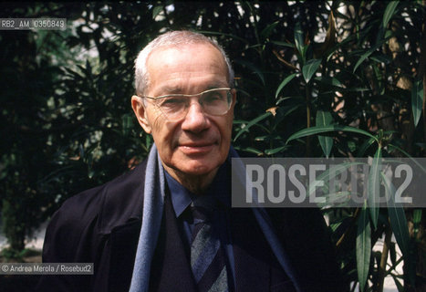 Max Bill, architetto, pittore, scultore e designer, alla Peggy Guggenheim Foundation, Venezia aprile 1982..Swiss architect, artist, painter, typeface designer Max Bill poses at Peggy Guggenheim Foundation, Venice april 1982. ©Andrea Merola/Rosebud2