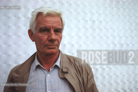 Enrico Castellani, pittore, posa accanto ina sua opera, alla Biennale Arti Visive di Venezia, 10 giugno 1986..Italian painter Enrico Castellani poses next his work, at Biennale Modern Art, june 10, Venice 1986. ©Andrea Merola/Rosebud2