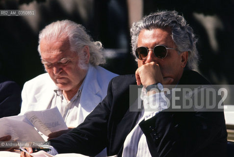 D-S: Germano Celant, critico darte, e Mario Merz, pittore e scultore, ad un convegno alla Peggy Guggenheim Foundation, Venezia, maggio 1989..R-L: Italian art critic and curator Germano Celant and italian painter and sculptor Mario Merz assist at art congress at Peggy Guggenheim Foundation in Venice, may 1989. ©Andrea Merola/Rosebud2