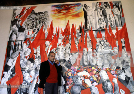 Renato Guttuso, pittore neorealista, posa accanto alla sua opera I Funerali di Togliatti, durante una mostra personale a palazzo Grassi, Venezia, marzo 1982..Italian neorealist painter Renato Guttuso poses next his piece titled Togliattìs Funeral, during art exhibition at palazzo Grassi, Venice march 1982. ©Andrea Merola/Rosebud2