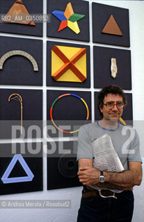 Lucio Del Pezzo, pittore e scultore, posa accanto una sua opera, alla Biennale Arti Visive di Venezia, 10 giugno 1986..Italian painter and sculptor Lucio Del Pezzo poses next his work at Biennale Modern Art Exhibition, june 10, 1986 Venice. ©Andrea Merola/Rosebud2