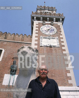 Pontus Hulten, collezionista darte e direttore di musei artistici, posa allArsenale di Venezia. 2 settembre 1985..Swedish art collector and museum director Pontus Hulten poses at the entrance to the naval yard Arsenale, Venice 02 september 1985. ©Andrea Merola/Rosebud2