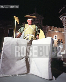 Pontus Hulten, collezionista darte e direttore di musei artistici, durante la performance Il Corso del Coltello, dellarista statunitense Claes Oldenburg, allArsenale di Venezia. 6 settembre 1985..Swedish art collector and museum director Pontus Hulten stages performance titled The Course of the Knife , by Us artist Claes Oldenburg, at the entrance to the naval yard Arsenale, Venice 06 september 1985. ©Andrea Merola/Rosebud2