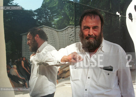 Harald Szeemann, critico e storico darte, posa alla Biennale Arti Visive di Venezia, 9 giugno 1999..Swiss curator and artist and art historian Harald Szeemann poses at Biennale Modern Art Exhibition, june 09, Venice 1999. ©Andrea Merola/Rosebud2