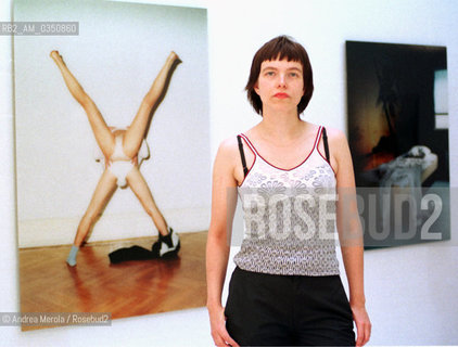 Annika Von Hauswolff, fotografa, posa accanto sue opere alla Biennale Arti Visive di Venezia, 9 giugno 1999..Swedish visual artist Annika Von Hauswolff poses next his works at Biennale Modern Art Exhibition, june 09, 1999 Venice. ©Andrea Merola/Rosebud2