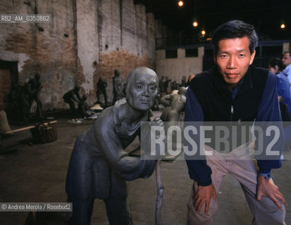 Cai Guo - Qiang, artista scultore, posa tra sue opere alla Biennale Arte di Venezia, 9 giugno 1999..Chinese sculptor Cai Guo-Qiang poses next his work at Biennale Modern Art Exhibition, june 09, 1999 Venice. ©Andrea Merola/Rosebud2