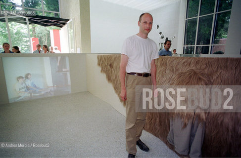 Aernout Mik, artista filmmaker, posa accanto sue opere, alla Biennale Arti Visive di Venezia, 12 giugno 1997. .Dutch artist and filmmaker Aernout Mik poses next hih works, at Biennale Modern Art Exhibition, 12 june 1997, Venice. ©Andrea Merola/Rosebud2