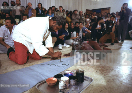 Manuel Mendive, artista scultore e pittore, durante una sua performance, circolo social Cristino Naranjo, La Habana (Cuba), novembre 1988. .Afro-Cuban sculptor and painter Manuel Mendive performs at Circolo Social Cristino Naranjo, La Habana, Cuba, november 1988, Venice. ©Andrea Merola/Rosebud2