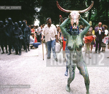 Manuel Mendive, artista scultore e pittore, durante una sua performance, alla Biennale Arti Visive di Venezia, giugno 1988. .Afro-Cuban sculptor and painter Manuel Mendive performs at Biennale Modern Art Exhibition, june 1988, Venice. ©Andrea Merola/Rosebud2